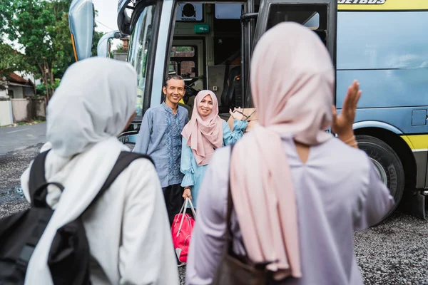 両親をバスの駅に連れて行くイスラム教徒の家族の肖像画です ラマダーン旅行のコンセプト — ストック写真