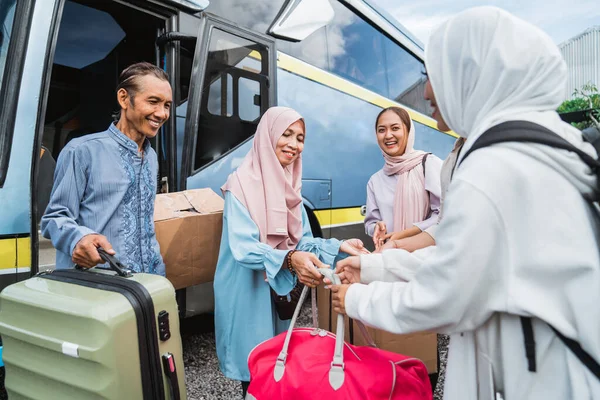 Portret Van Moslimfamilie Die Hun Ouders Meeneemt Naar Het Busstation — Stockfoto
