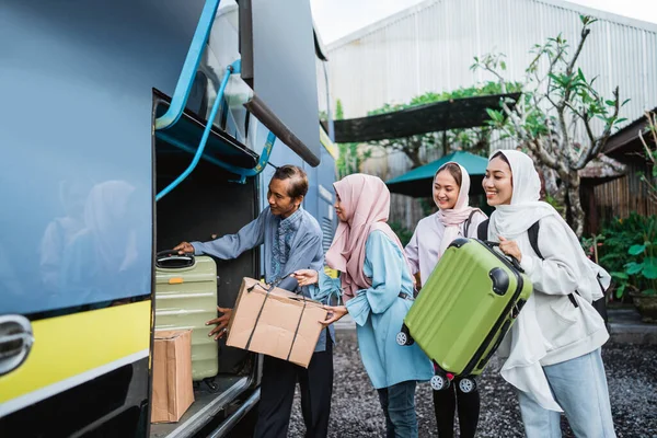 快乐的亚洲穆斯林乘客和他们的父母乘公共汽车旅行 全家人的肖像正在把手提箱放进公共汽车行李箱 — 图库照片