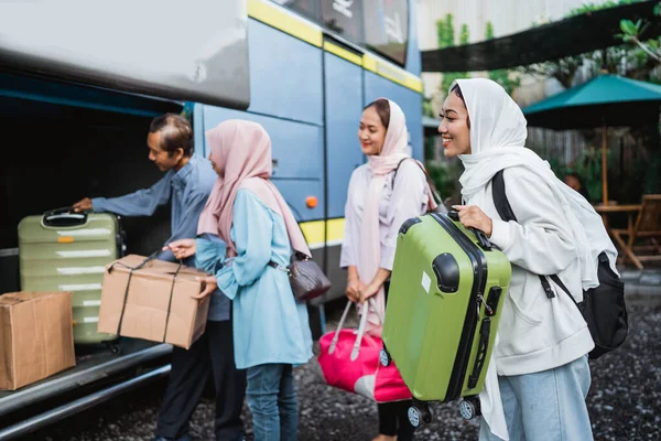 Glückliche Asiatische Muslimische Passagiere Mit Ihren Eltern Die Mit Dem — Stockfoto