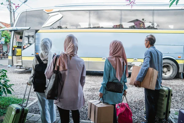 Glückliche Asiatische Muslimische Passagiere Stehen Schlange Den Bus Steigen Und — Stockfoto