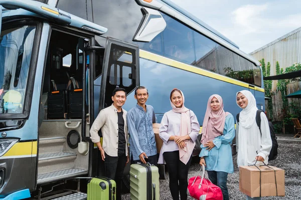 Glücklich Asiatisch Muslimische Passagiere Auf Bus Road Trip Für Eid — Stockfoto