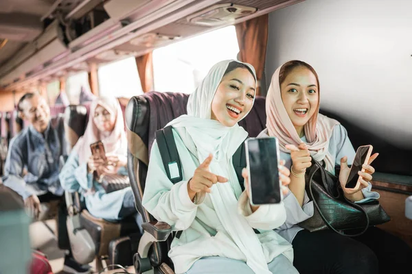 Szczęśliwy Muzułmanin Kobieta Pomocą Telefonu Podczas Podróży Autobusem Podczas Eid — Zdjęcie stockowe