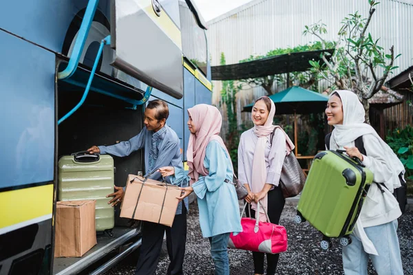 Szczęśliwi Azjatyccy Muzułmańscy Pasażerowie Rodzicami Podróżujący Autobusem Portret Rodziny Wkłada — Zdjęcie stockowe