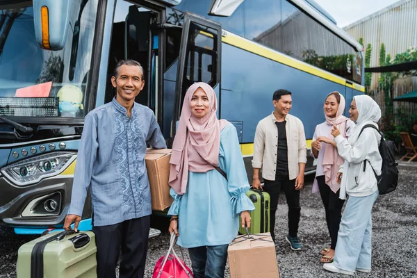 Retrato Feliz Asiático Muçulmano Passageiros Indo Ônibus Estrada Viagem Para — Fotografia de Stock