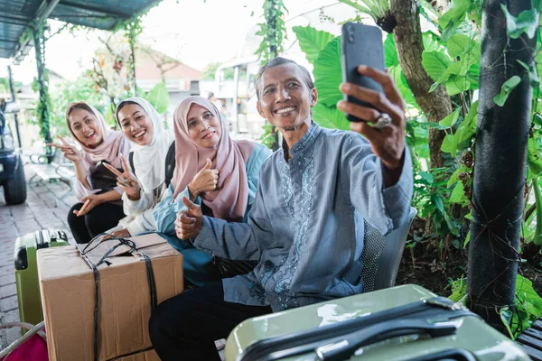 Porträt Einer Muslimischen Familie Die Auf Einer Bushaltestelle Sitzt Und — Stockfoto