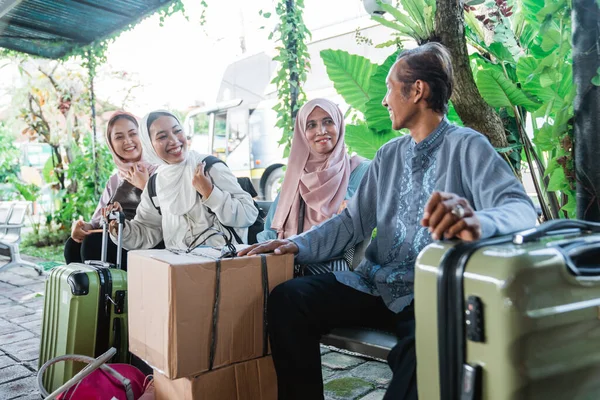 Kuva Muslimiperheestä Bussiasemalla Odottamassa Bussilla Loman Aikana Vanhemman Kanssa — kuvapankkivalokuva