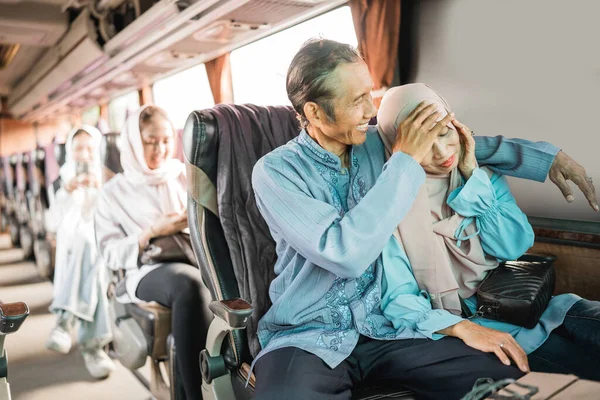 Retrato Pareja Adulta Montando Autobús Esposa Sintiéndose Cansada Indispuesta — Foto de Stock