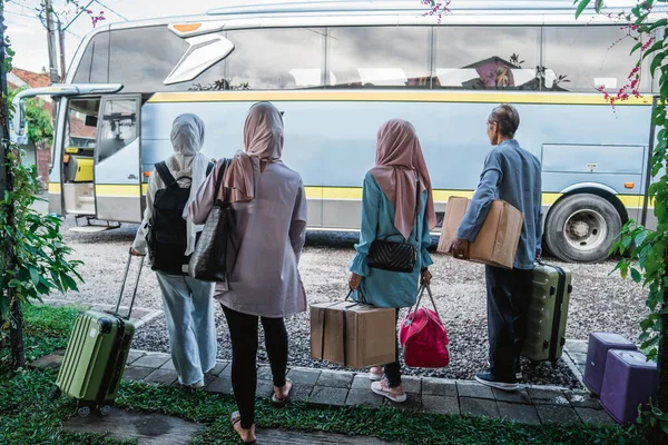 快乐的亚洲穆斯林乘客排起了长队 从后面上了公共汽车 — 图库照片