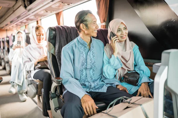 Muslim Ζευγάρι Χρησιμοποιώντας Τηλέφωνο Ενώ Ταξίδι Λεωφορείο Κατά Διάρκεια Eid — Φωτογραφία Αρχείου