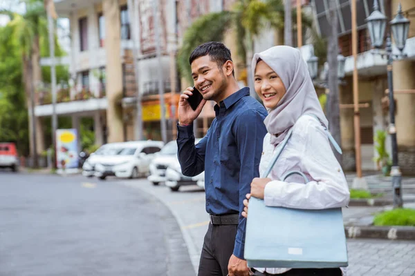 Asiatisk Manlig Arbetstagare Ringer Mobilsamtal Med Kvinnliga Arbetstagare Hijab När — Stockfoto
