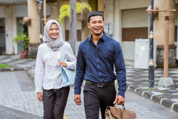 Asiatisches Paar Auf Dem Weg Zur Arbeit Straßenrand Der Nähe — Stockfoto