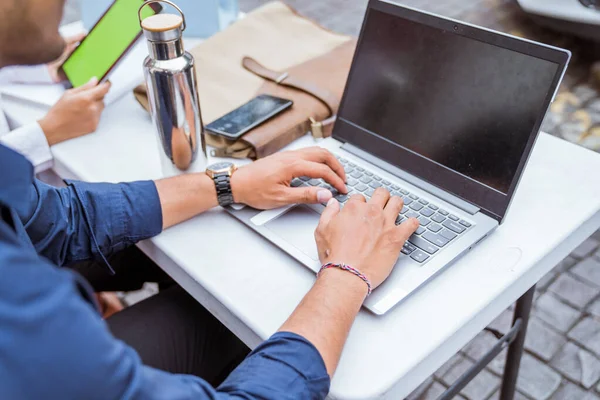 Potret Pekerja Laki Laki Menggunakan Laptop Yang Duduk Meja Latar — Stok Foto