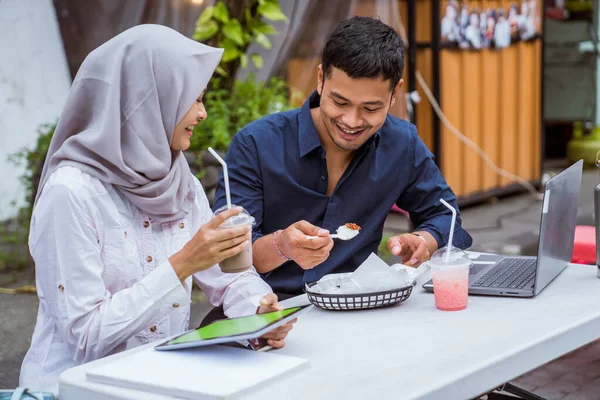 一对年轻的亚洲夫妇在咖啡店享用花蜜期间的食物和饮料 — 图库照片