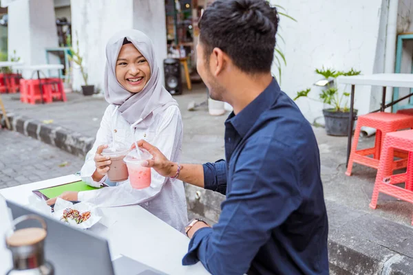Two Asian Male Female Business Partners Meet Chat Office — Stock Photo, Image
