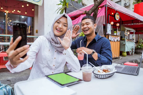 Jovem Asiático Muçulmano Casal Fazendo Uma Chamada Vídeo Usando Telefone — Fotografia de Stock