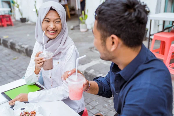 Pasangan Muda Asia Duduk Tertawa Dan Menikmati Minuman Bersama Sama — Stok Foto