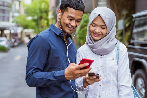 Peçeli Asyalı Erkekler Kadınlar Dışarıda Cep Telefonlarıyla Sohbet Ediyorlar — Stok fotoğraf