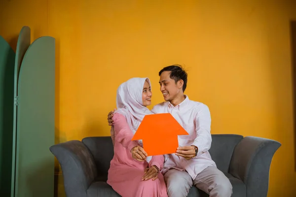 Pasangan Muslim Asia Saling Memandang Satu Sama Lain Menunjukkan Kertas — Stok Foto