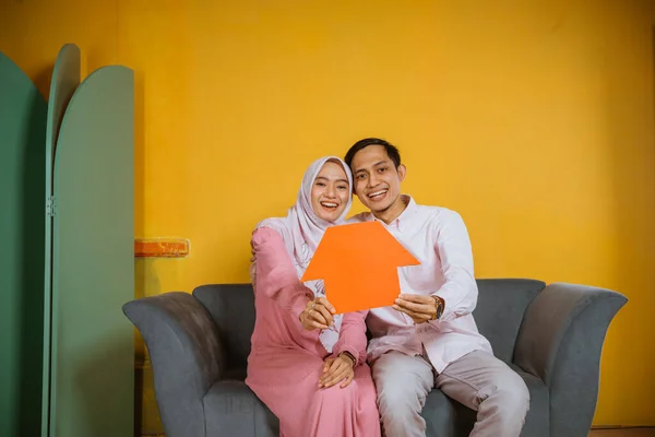 Pria Dan Wanita Muslim Asia Tertawa Sambil Menampilkan Kertas Berbentuk — Stok Foto