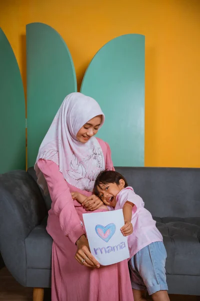 Anak Kecil Memegang Kertas Gambar Cinta Untuk Ibu Ketika Bermain — Stok Foto