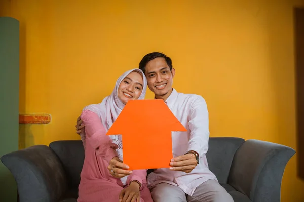 아시아인 이슬람 남녀가 소파에 종이로 모양을 — 스톡 사진