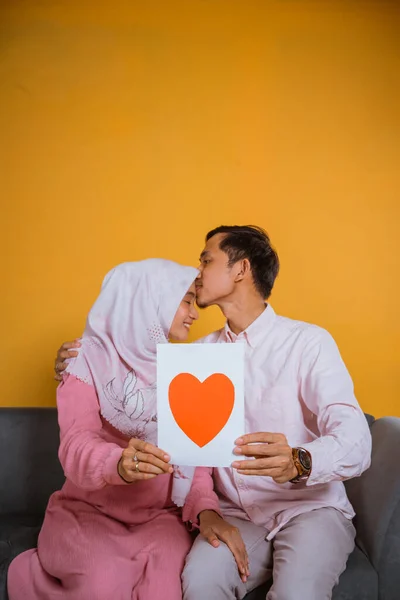Asian Man Kisses Hijab Woman Forehead Holding Showing Paper Love — Stock Photo, Image