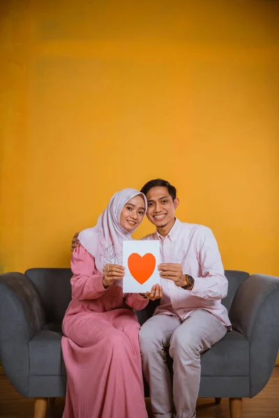 Pria Asia Dan Wanita Jilbab Memegang Gambar Cinta Kertas Ketika — Stok Foto