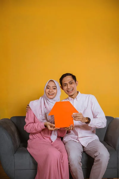 Pasangan Muslim Asia Memegang Dan Menunjukkan Bentuk Rumah Kertas Sambil — Stok Foto