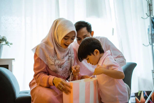 Ibu Dan Anak Bersemangat Untuk Membuka Kantong Kertas Hadiah Dari — Stok Foto