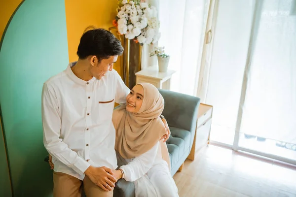 Romantis Menikah Pasangan Muslim Asia Saling Memandang Sambil Duduk Sofa — Stok Foto