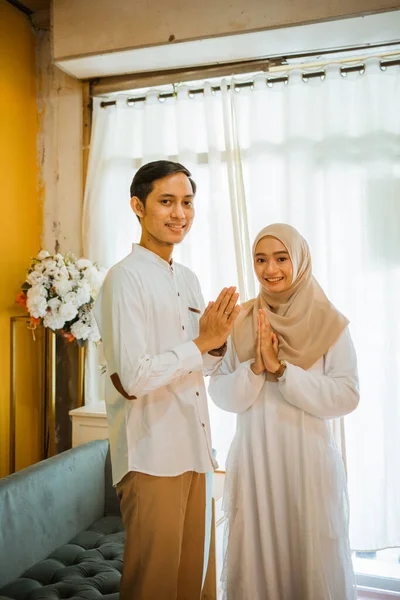 Suami Dan Istri Asia Berdiri Dengan Sikap Salam Ruang Tamu — Stok Foto