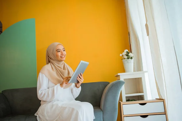 Portrét Atraktivní Mladé Asijské Hidžáb Žena Sedí Gauči Pomocí Digitální — Stock fotografie