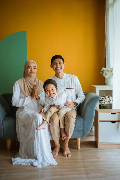 Portret Azjatyckiej Muzułmańskiej Rodziny Wraz Powitalnym Gestem Siedzącym Sofie — Zdjęcie stockowe