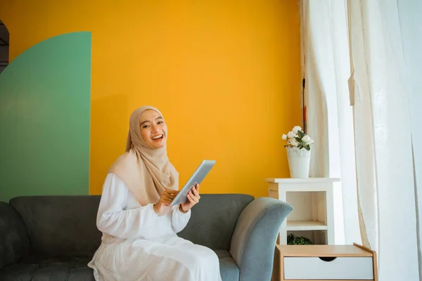 Portrét Atraktivní Asijské Hidžáb Žena Usměvavá Sedět Pohovce Pomocí Digitální — Stock fotografie