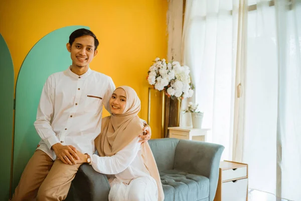Pasangan Muslim Asia Menikah Santai Duduk Sofa Bersama Sama Ruang — Stok Foto