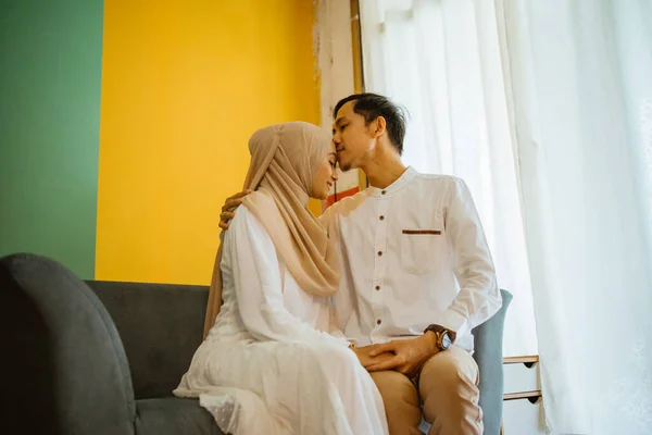 Suami Romantis Mencium Dahi Istri Sambil Duduk Sofa Selama Perayaan — Stok Foto