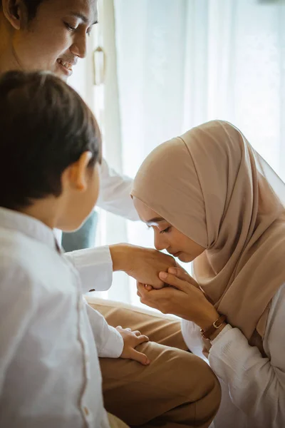 Asiatische Muslimische Mutter Küsst Während Der Eid Feier Väter Die — Stockfoto