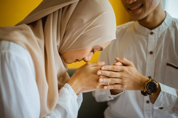 Азиатская Мусульманская Жена Целует Мужей Руку Знак Извинений Время Празднования — стоковое фото