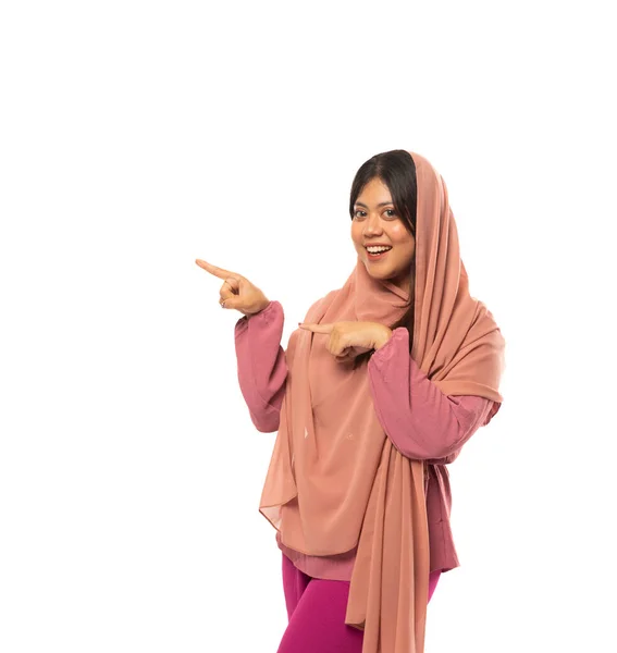 Portret Van Moslimvrouw Met Vingerwijzend Gebaar Naar Iets Geïsoleerd Met — Stockfoto