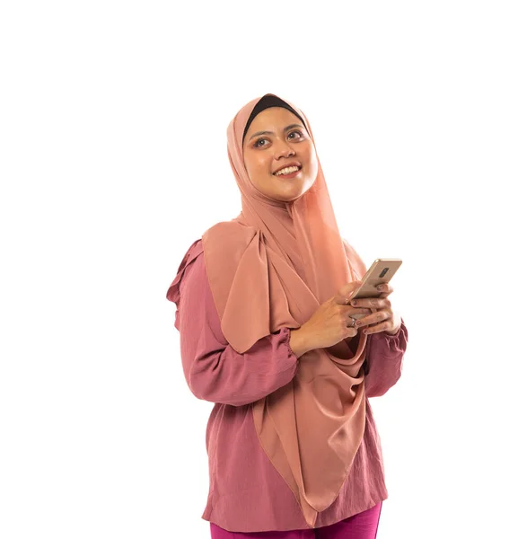 Νεαρή Ασιάτισσα Χιτζάμπ Ευτυχώς Χρησιμοποιεί Κινητό Τηλέφωνο Απομονωμένο Υπόβαθρο Copyspace — Φωτογραφία Αρχείου