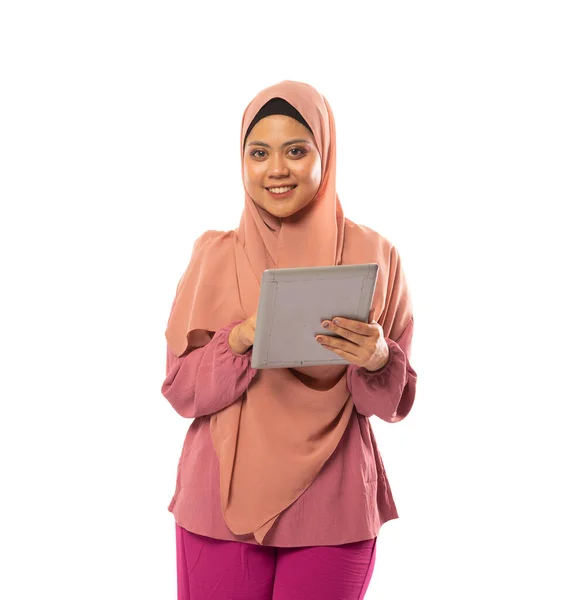 Retrato Muslimah Hijab Usando Tablet Fundo Isolado Com Copyspace — Fotografia de Stock