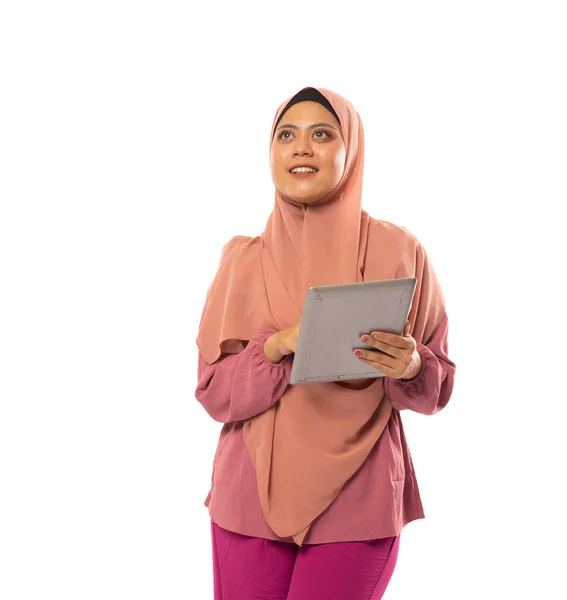 用平板电脑在孤立的背景下与复制空间对视的穆斯林头巾肖像 — 图库照片