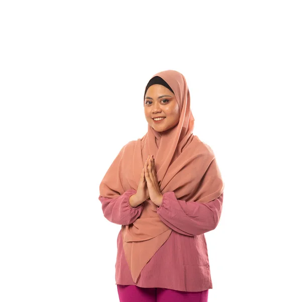 魅力的なアジアのイスラム教徒の女性の肖像画は コピースペースと隔離された背景に挨拶や歓迎ジェスチャーを作る手 — ストック写真
