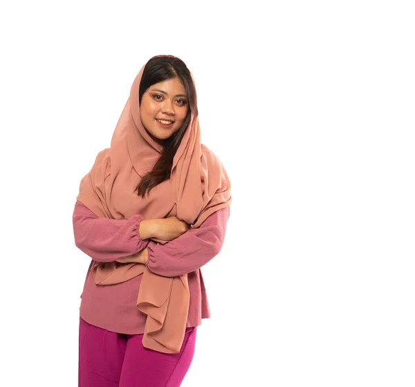 Портрет Азиатской Девушки Хиджабе Стоящей Скрещенными Руками Изолированном Фоне — стоковое фото