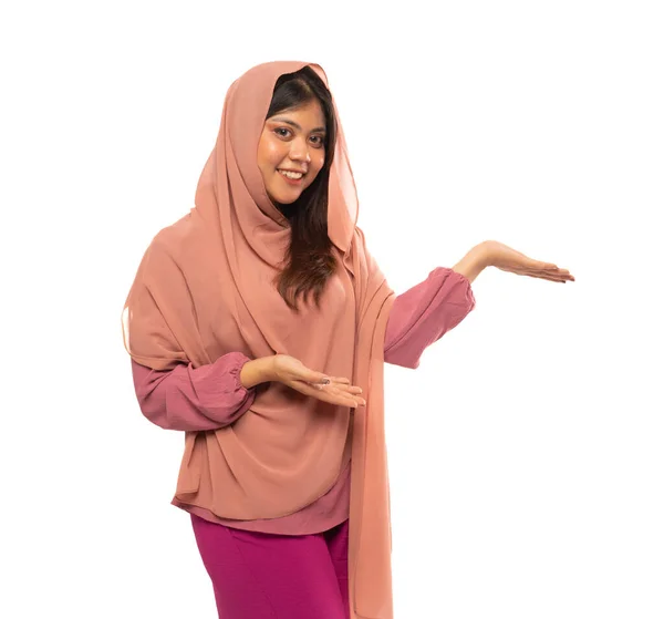 Mulher Hijab Asiática Atraente Com Mãos Apresentando Algo Fundo Isolado — Fotografia de Stock