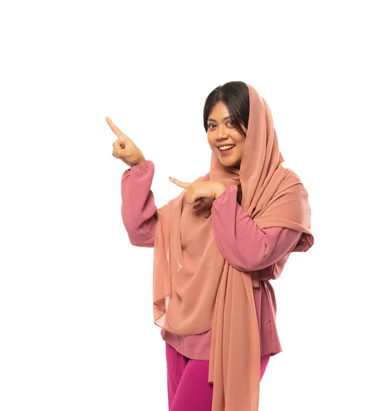亚洲遮遮掩掩的女人 手指在孤立的背景中显示出某种东西 带有版权空间 — 图库照片