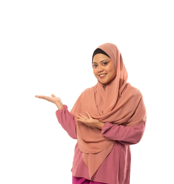 Femeia Musulmană Asiatică Purtând Hijab Mâinile Prezentând Ceva Fundal Izolat — Fotografie, imagine de stoc