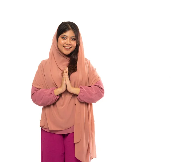Портрет Привлекательной Азиатки Хиджабе Стоящей Приветственным Жестом Рукой Изолированном Фоне — стоковое фото