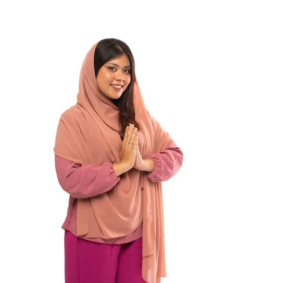 魅力的なアジアのイスラム教徒の女性の肖像画は コピースペースと隔離された背景に挨拶や歓迎ジェスチャーを作る手 — ストック写真